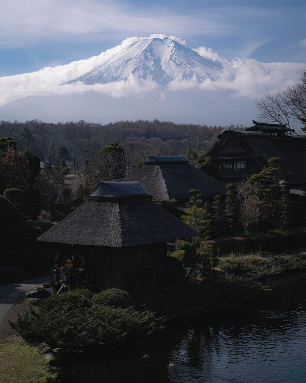 Hisatoshi Matsumura是一位来自日本的摄影师，以其独特的视角捕捉日本令人惊叹的风景而闻名。他最引人注目的作品之一是名为“富士山的四季”的系列作品，他记录了富士山随季节变化的壮丽景色。从春天樱花盛开的粉红色调和山峰的轮廓，到冬天在白雪覆盖下的山峰美景。