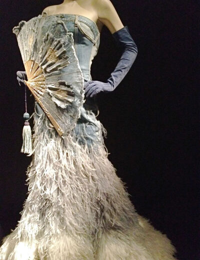 法国设计师Jean Paul Gaultier曾说“时装就像房子，需要翻新”。他在那个年代开创性地把牛仔布、网眼布等元素融入高级时装中，打破了“几岁的女人该穿什么风格衣服”的规定，创造出男女皆宜的、百变的包容服饰。
