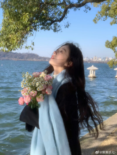 春天 西湖边的游客照这样拍
cr@菜菜玖七-
#拍照##春天# ​​​