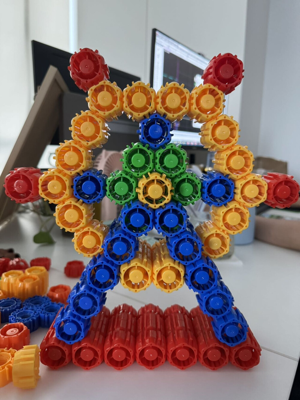 幼儿园布置的瓶盖手工作业儿子用小瓶盖积木拼的摩天轮