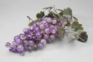 清玉石葡萄 使用紫水晶和玉石制作，现馆藏于美国费城艺术博物馆。 ​