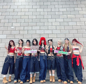 Kep1er 金采炫 休宁巴伊叶 崔有真 金多娟 徐永恩 姜艺书  江崎光 坂本舞白 沈小婷