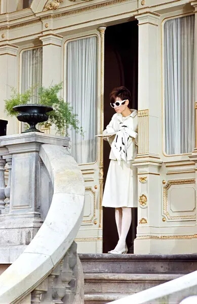 1966 年的电影《偷龙转凤》(How to Steal a Million)中奥黛丽·赫本演绎了库雷热的招牌式设计。