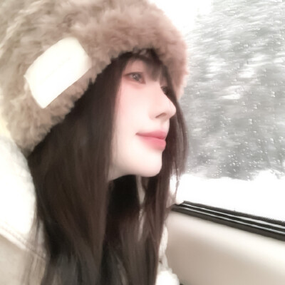  鞠婧祎Kiku* “当你感到孤独时，只需看看你手指间的空隙。记住那是我的手指完美契合的地方.”