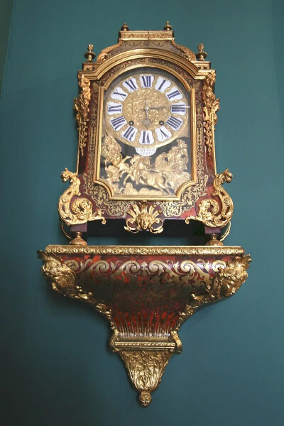 马赛Grobet Labadié博物馆藏18世纪鎏金饰布勒镶嵌座钟