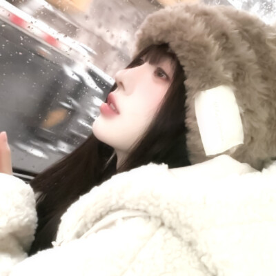  鞠婧祎Kiku* “当你感到孤独时，只需看看你手指间的空隙。记住那是我的手指完美契合的地方.”