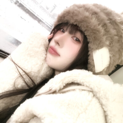  鞠婧祎Kiku* “当你感到孤独时，只需看看你手指间的空隙。记住那是我的手指完美契合的地方.”