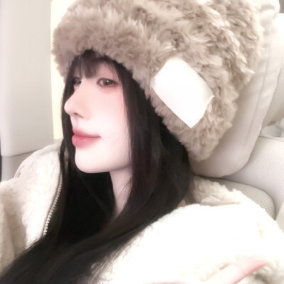  鞠婧祎Kiku* “当你感到孤独时，只需看看你手指间的空隙。记住那是我的手指完美契合的地方.”