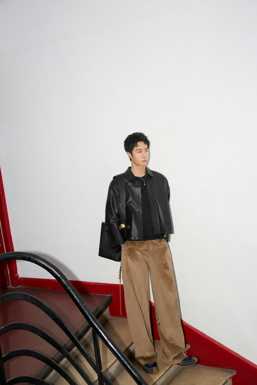 LOEWE罗意威：
全球品牌代言人@UNIQ-王一博 于#LOEWE2025春夏男装秀# 前夕，演绎 #LOEWE罗意威2024早秋# 系列纳帕羊皮革翻边外套与Pebble Bucket 水桶手袋，诠释鲜明风格。
#LOEWE全球品牌代言人王一博# ​​​