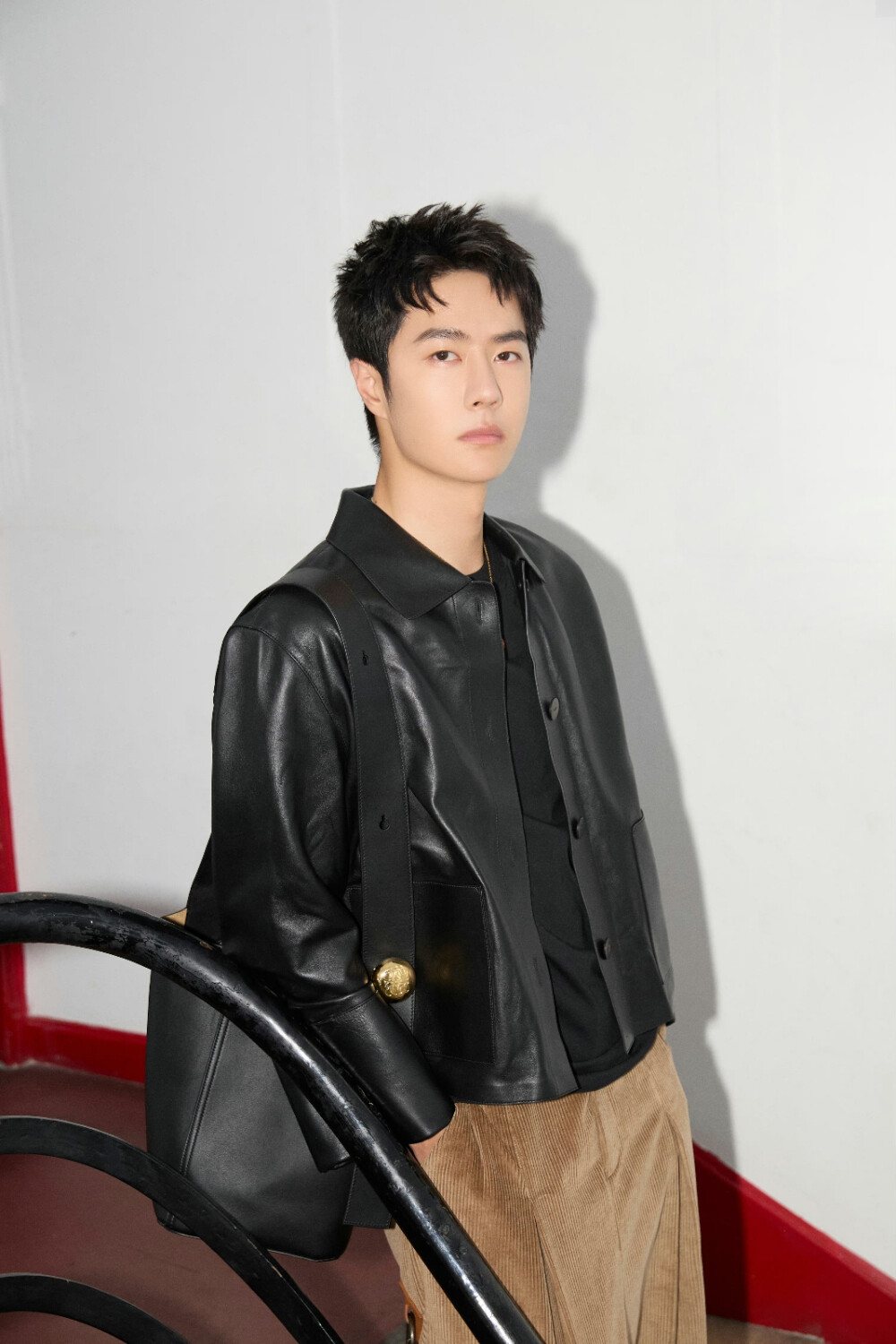 LOEWE罗意威：
全球品牌代言人@UNIQ-王一博 于#LOEWE2025春夏男装秀# 前夕，演绎 #LOEWE罗意威2024早秋# 系列纳帕羊皮革翻边外套与Pebble Bucket 水桶手袋，诠释鲜明风格。
#LOEWE全球品牌代言人王一博# ​​​