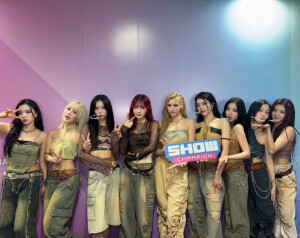 Kep1er 金采炫 休宁巴伊叶 崔有真 金多娟 徐永恩 姜艺书  江崎光 坂本舞白 沈小婷