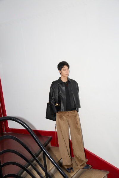 全球品牌代言人@UNIQ-王一博 于#LOEWE2025春夏男装秀# 前夕，演绎 #LOEWE罗意威2024早秋# 系列纳帕羊皮革翻边外套与Pebble Bucket 水桶手袋，诠释鲜明风格。
#LOEWE全球品牌代言人王一博# ​​​