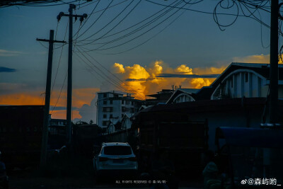 醉酒的夕阳打翻了橘色颜料瓶
摄影：@森屿哟_ ​​​