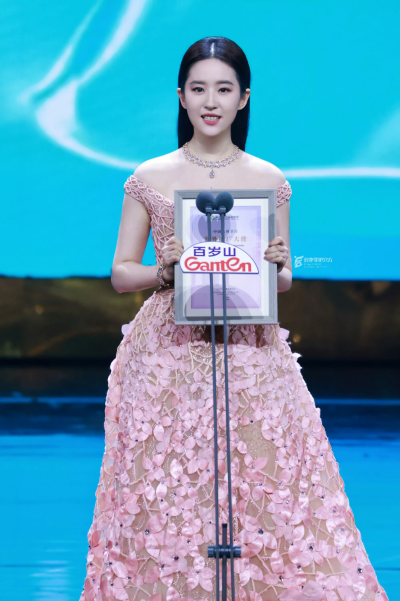 刘亦菲出席上海白玉兰奖造型
刘亦菲获得 中国电视节目海外推广大使
2024.6.28