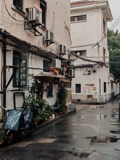 上海——一座很出片的城市
繁华与市井的结合加上成片的西洋建筑真的很有那种孤独的神秘感与故事感
梅雨季节少一点好的光线，反而让照片多了几分种厚重