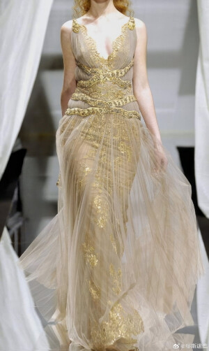 Zuhair Murad Fall winter 2007-2008
是值得狠狠放大反复欣赏的细节 ​​​