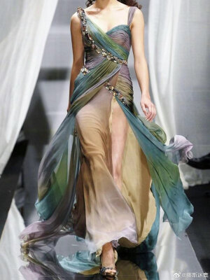 Zuhair Murad Fall winter 2007-2008
是值得狠狠放大反复欣赏的细节 ​​​