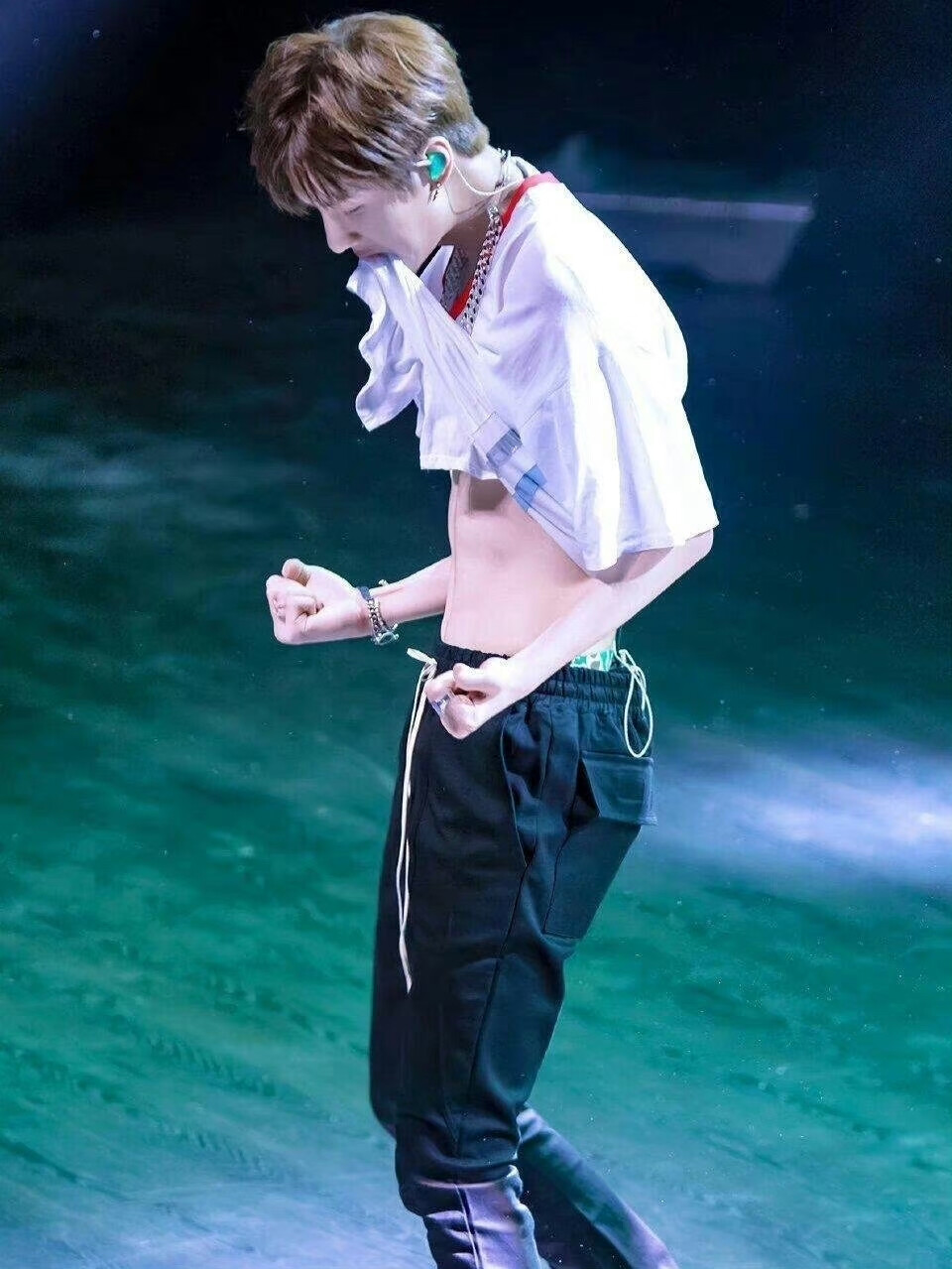 王一博 腹肌
见水印