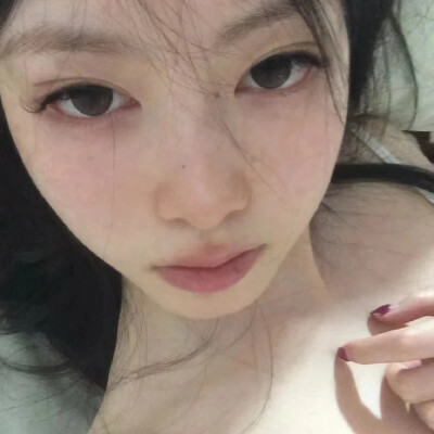 很多人就是不能理解你的无法理解你为什么不睡觉要等日出 要在下雨天淋雨拍奇怪的照片吃不腻同一家店的同一份饭但同样会有人接受和陪着你这么做乐在其中并感觉可爱这都是不能强求的