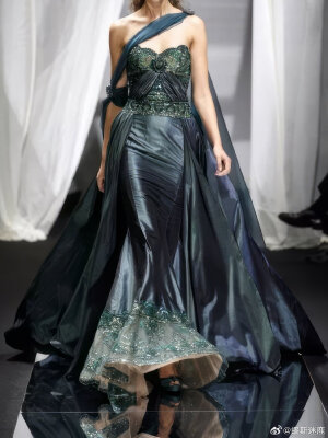 Zuhair Murad Fall winter 2007-2008
是值得狠狠放大反复欣赏的细节 ​​​