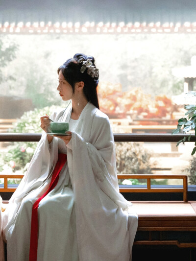 吴谨言
薛芳菲
cr@拾之野行