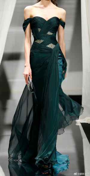 Zuhair Murad Fall winter 2007-2008
是值得狠狠放大反复欣赏的细节 ​​​