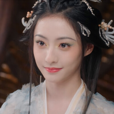 胡连馨
涂山容容