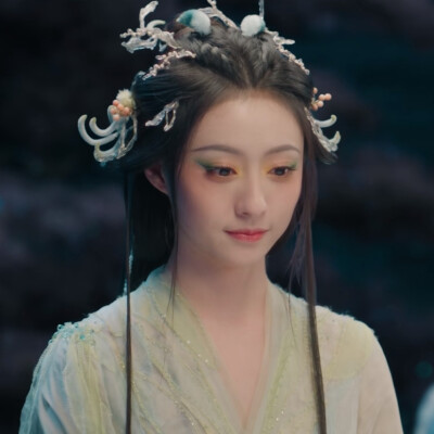 胡连馨
涂山容容