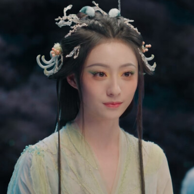胡连馨
涂山容容