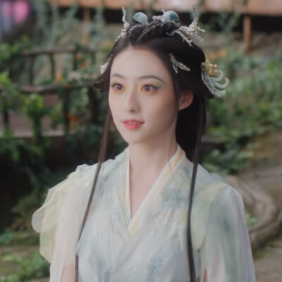 胡连馨
涂山容容