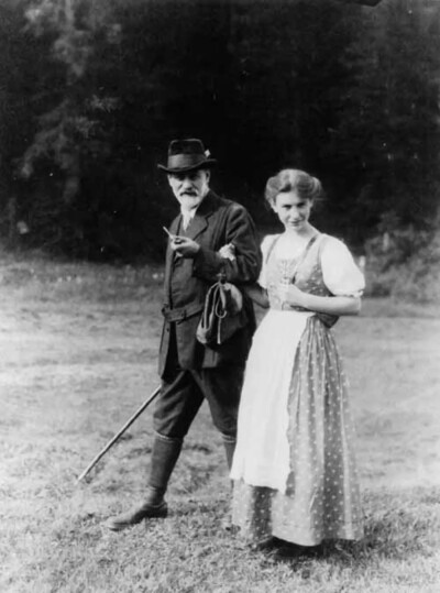 西格蒙德・弗洛伊德与他的女儿安娜・弗洛伊德（Anna Freud），摄于1913年