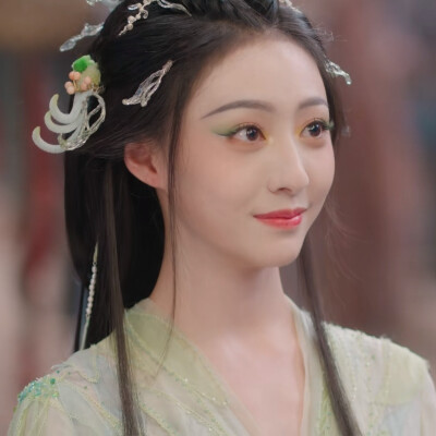 胡连馨
涂山容容