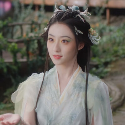 胡连馨
涂山容容