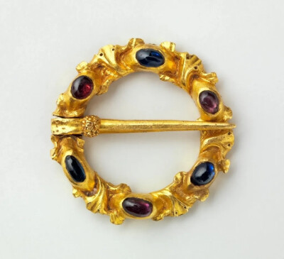 戒指胸针（Ring Brooch）
1250-1300年，黄金、蓝宝石和石榴石，2.4cm×0.4cm
大都会艺术博物馆
