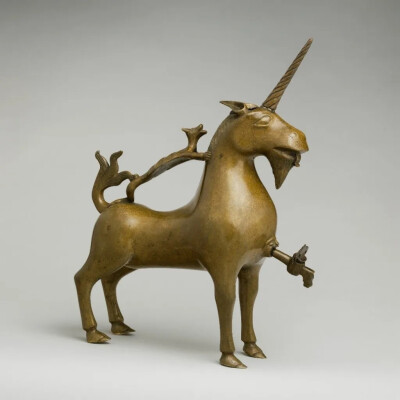 《独角兽形状的水瓶》
（Aquamanile in the Form of a Unicorn）
1425-1450年, 铜合金
39.4cmx29.2cmx11.3cm
大都会艺术博物馆
