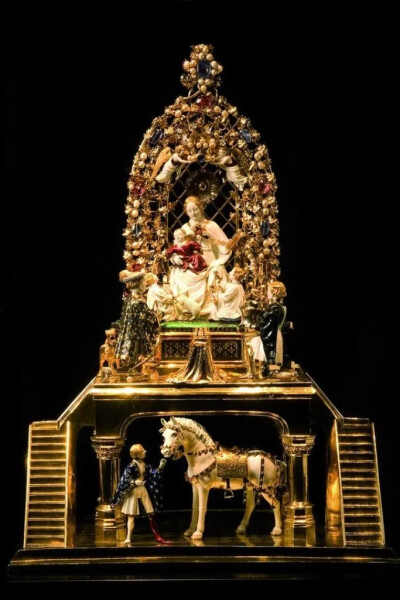 《金马》（Goldenes Rössl）
又被称作《花园中的圣母子》
是极为少数留存至今的瓦卢瓦时代的金工作品
约1400-1405年，62cmx45cmx27cm
阿尔特廷教堂
