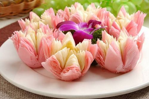 【荷花酥】—中式传统糕点。