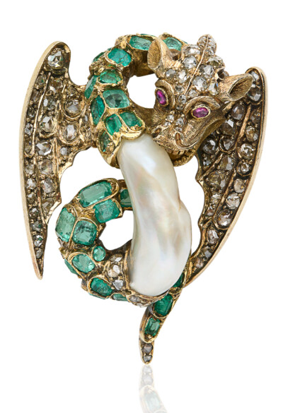 一枚龙形胸针。
巴洛克形状的珍珠、矩形阶梯切割祖母绿、圆形红宝石凸圆形、玫瑰切割钻石。