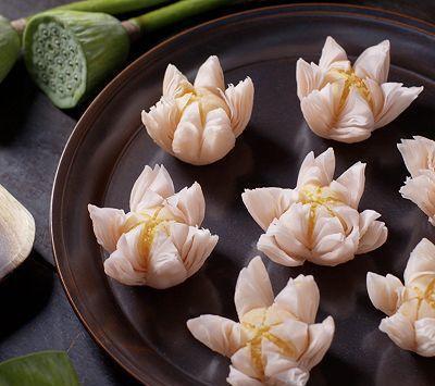 【荷花酥】—中式传统糕点。