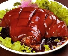 【东坡肘子】—是一道以猪肘子为主料的菜品，是中国四川地区经典的汉族传统名菜之一，属于川菜系。肥而不腻、粑而不烂的特点，色、香、味、形俱佳 ，“东坡肘子”汤汁乳白，雪豆粉白，猪肘肥软适口，原汁原味，香气…