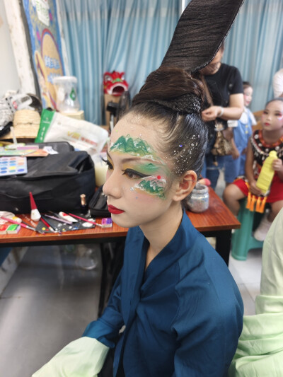 霞霞团队的舞台妆造～只此青绿～彩绘