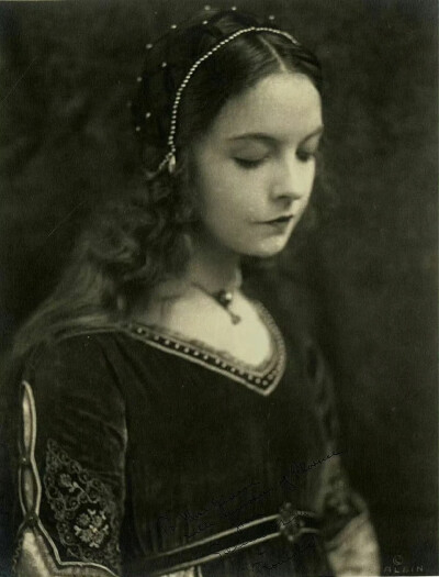 丽莲·吉许在1924年电影《罗莫拉》中的文艺复兴意大利造型。她太适合这种装扮了，就像一幅活生生的画。 ​​​