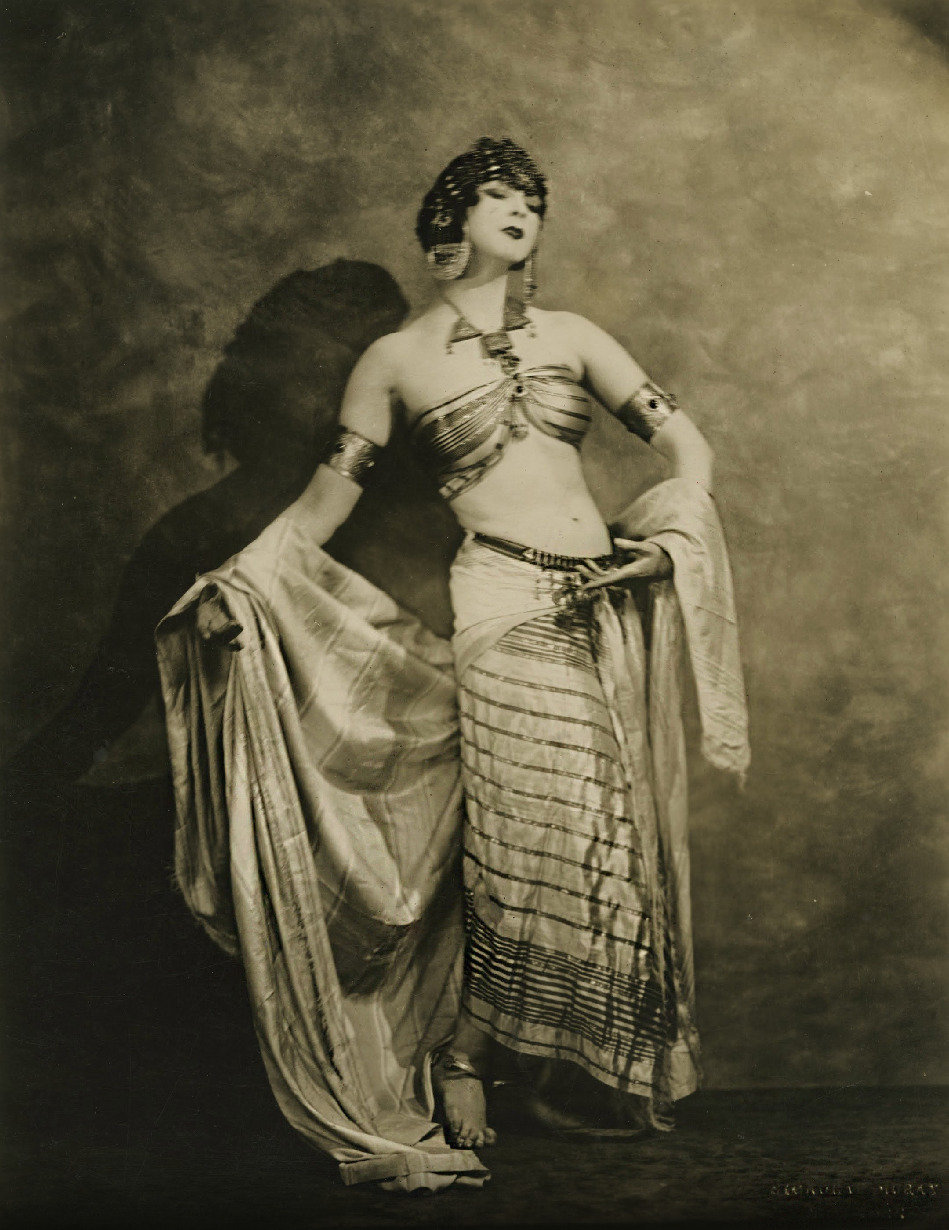 美国现代舞先驱，露丝.圣丹妮丝（Ruth St. Denis,1879-1968）的翩跹身影。圣丹妮丝自1905年便开始了欧洲巡演，1915年她与丈夫共同创立了“美国现代舞的摇篮”德尼肖恩舞团，培养了大量优秀的舞者。圣丹妮丝的现代舞受东方文化影响很深，一生创作了大量具有东方情调的舞蹈作品，传递了东方艺术的思想与精神，影响了许多后世的现代舞蹈家。