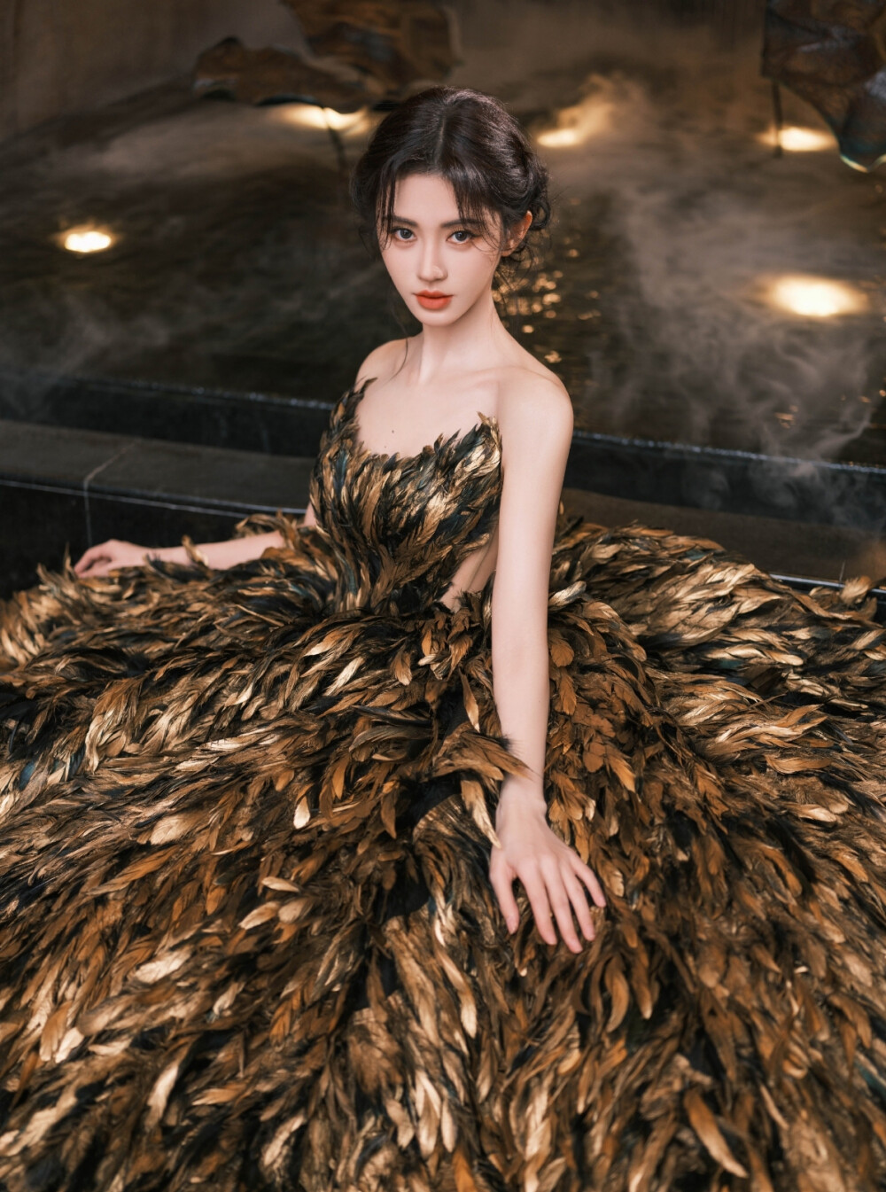 鞠婧祎金色羽毛裙