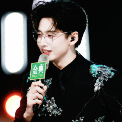 “先有自我 才无枷锁”
齐思钧