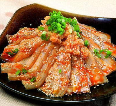【蒜泥白肉】——是一道中国传统菜品，属于川菜菜系，制作原料主要有蒜泥、肉等，口味鲜美，营养丰富，食时用筷拌合，随着热气，一股酱油、辣椒油和大蒜组合的香味直扑鼻端，使人食欲大振。蒜味浓厚，肥而不腻。