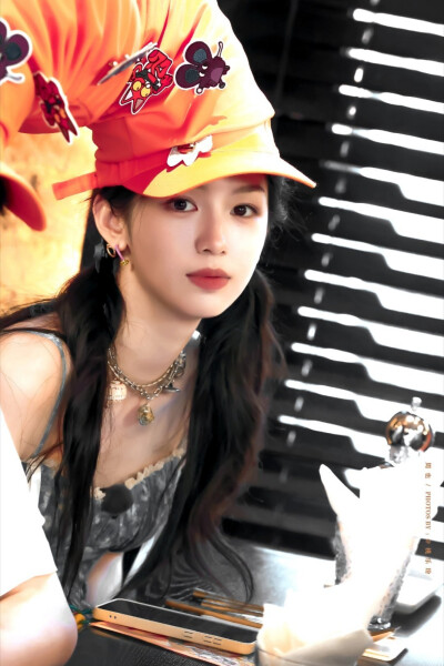 壁纸▪周也
cr.桃乐玢