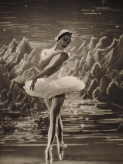 乔治·普拉特·莱恩斯1951年拍摄
纽约市立芭蕾舞团首席女舞者身着《天鹅湖》舞衣的
玛莉亚・托契夫（Maria Tallchief, 1925-2013）
