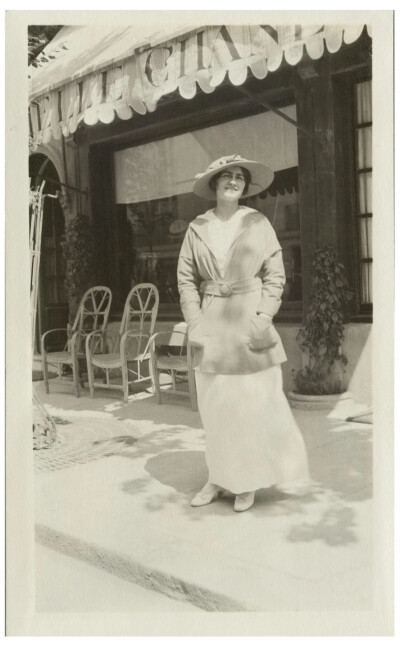 嘉柏丽尔·香奈儿在她的杜维埃服饰店前，1913年。杜维埃市政厅收藏。
