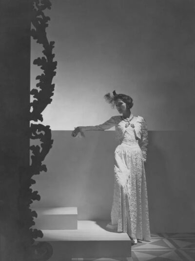 嘉柏丽尔·香奈儿肖像，刊登于法国版Vogue杂志，1937年2月刊。照片由霍斯特·P·霍斯特拍摄。霍斯特·P·霍斯特, Vogue ©康泰纳仕